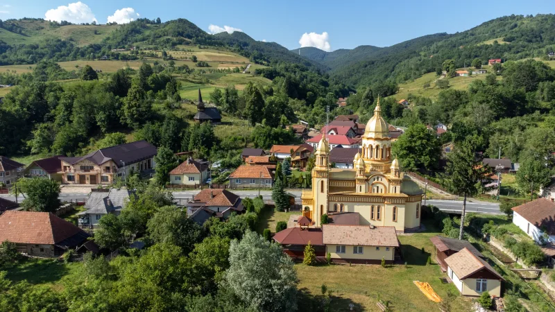 File:Biserica „Sf. Trei Ierarhi” - Bucea.jpg