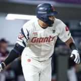 Víctor Reyes alcanza 200 hits por segunda vez en la KBO
