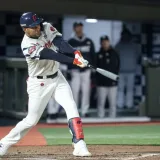 Reyes aprieta la pelea por hits históricos en la KBO