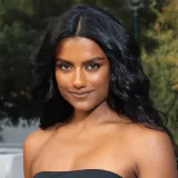 Simone Ashley revela que lava su pelo tres veces por semana