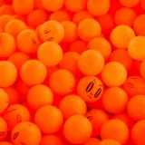Se muestran bolas naranjas con caras tristes