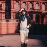 Un recreador histórico vestido con indumentaria militar tradicional en la emblemática Casa Rosada de Buenos Aires, Argentina.