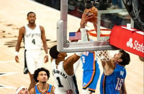 Aday Mara estrena su primer tapón ante Wembanyama en la NBA