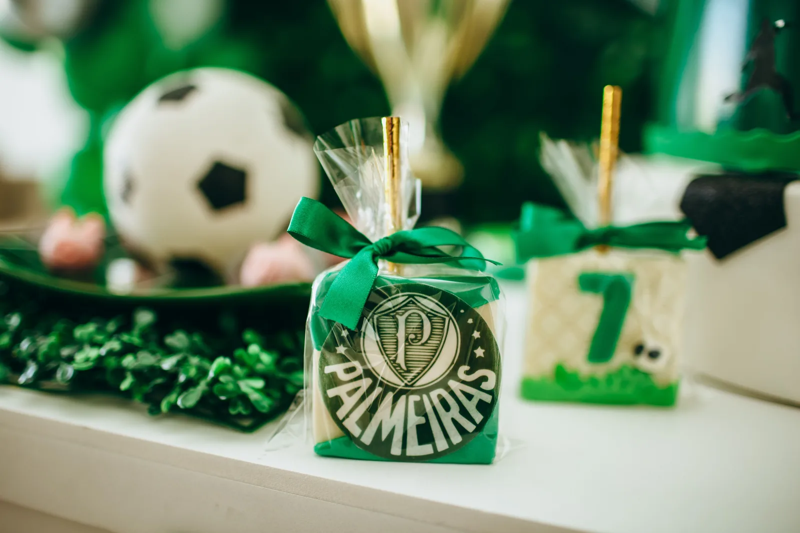 Explora la decoración de fiesta temática de Palmeiras con elementos de fútbol y vegetación para un ambiente animado.