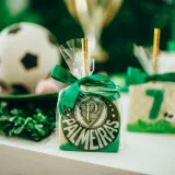 Explora la decoración de fiesta temática de Palmeiras con elementos de fútbol y vegetación para un ambiente animado.