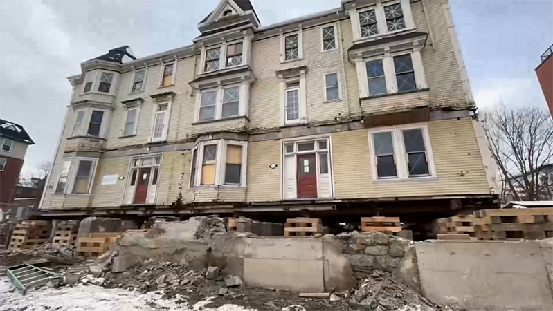 
			VIDEO: Logran trasladar un edificio histórico canadiense utilizando 700 pastillas de jabón		