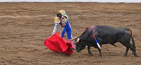 Fabio Castañeda corta una oreja en Vichaycocha
