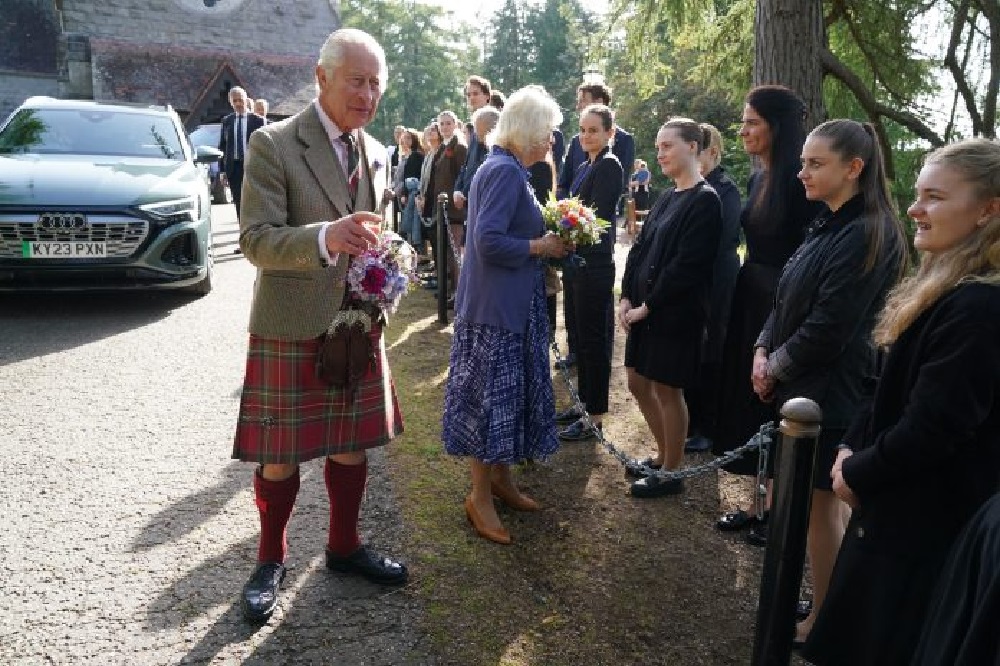 Carlos III y Camila recuerdan primer aniversario de la muerte de Isabel II
