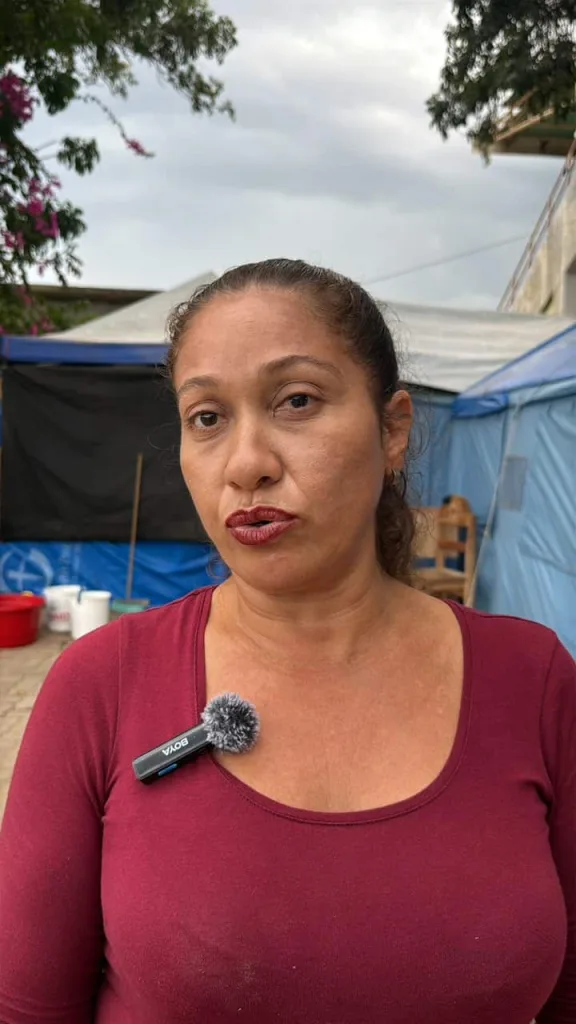 Familia sigue en una camioneta tras el sismo de Vargas