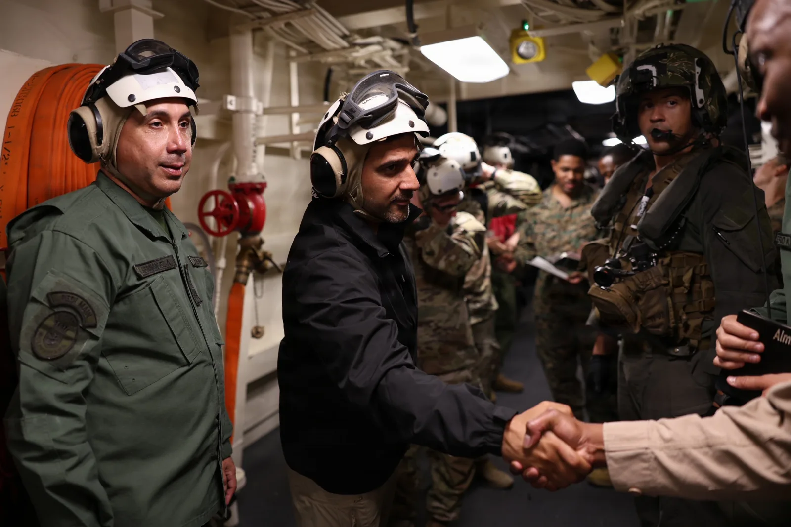 File:José Alejandro Teran, governor of La Guaira is welcomed aboard the San Antonio-class amphibious transport dock ship USS Fort Lauderdale (9793273).jpg