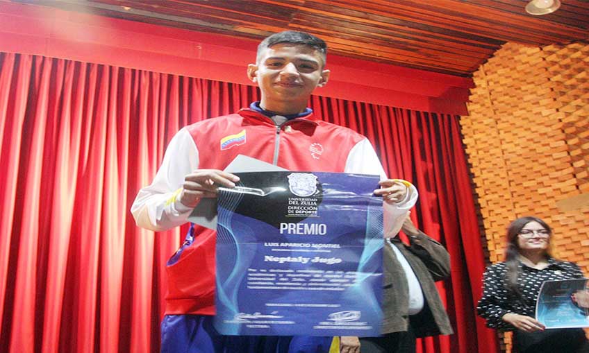 Neptaly Jugo recibe el premio al Buen Estudiante Deportista de LUZ
