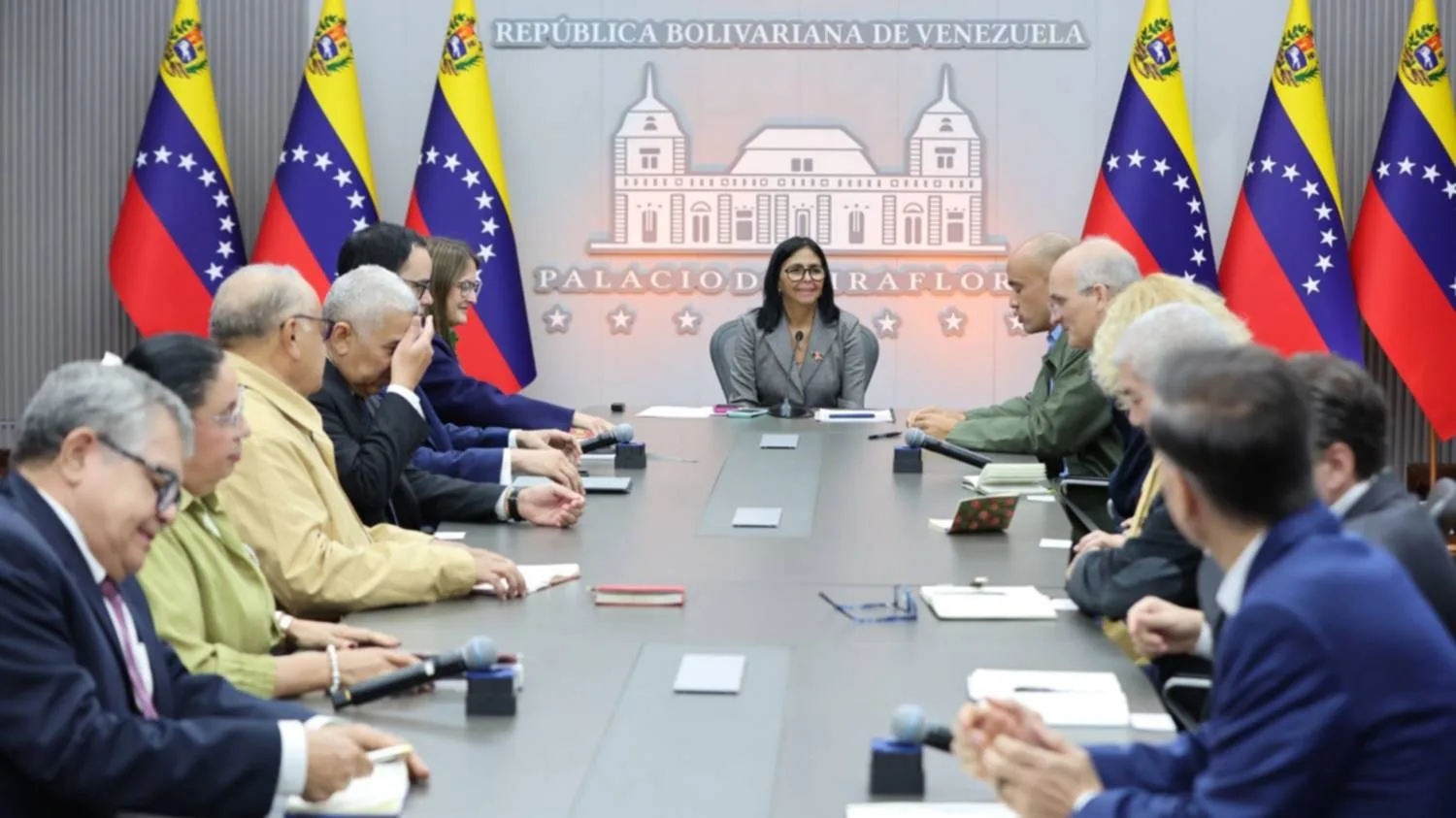 Delcy Rodríguez se reúne con Fedecámaras y sindicatos sobre salarios