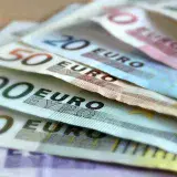 Euro cotiza 14,86% por encima del dólar en el mercado oficial