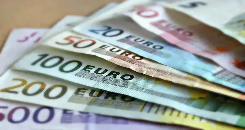 Euro cotiza 14,86% por encima del dólar en el mercado oficial