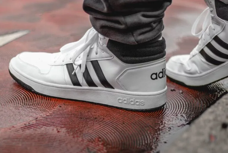 Cómo decidir entre zapatillas blancas o negras según tu estilo y uso