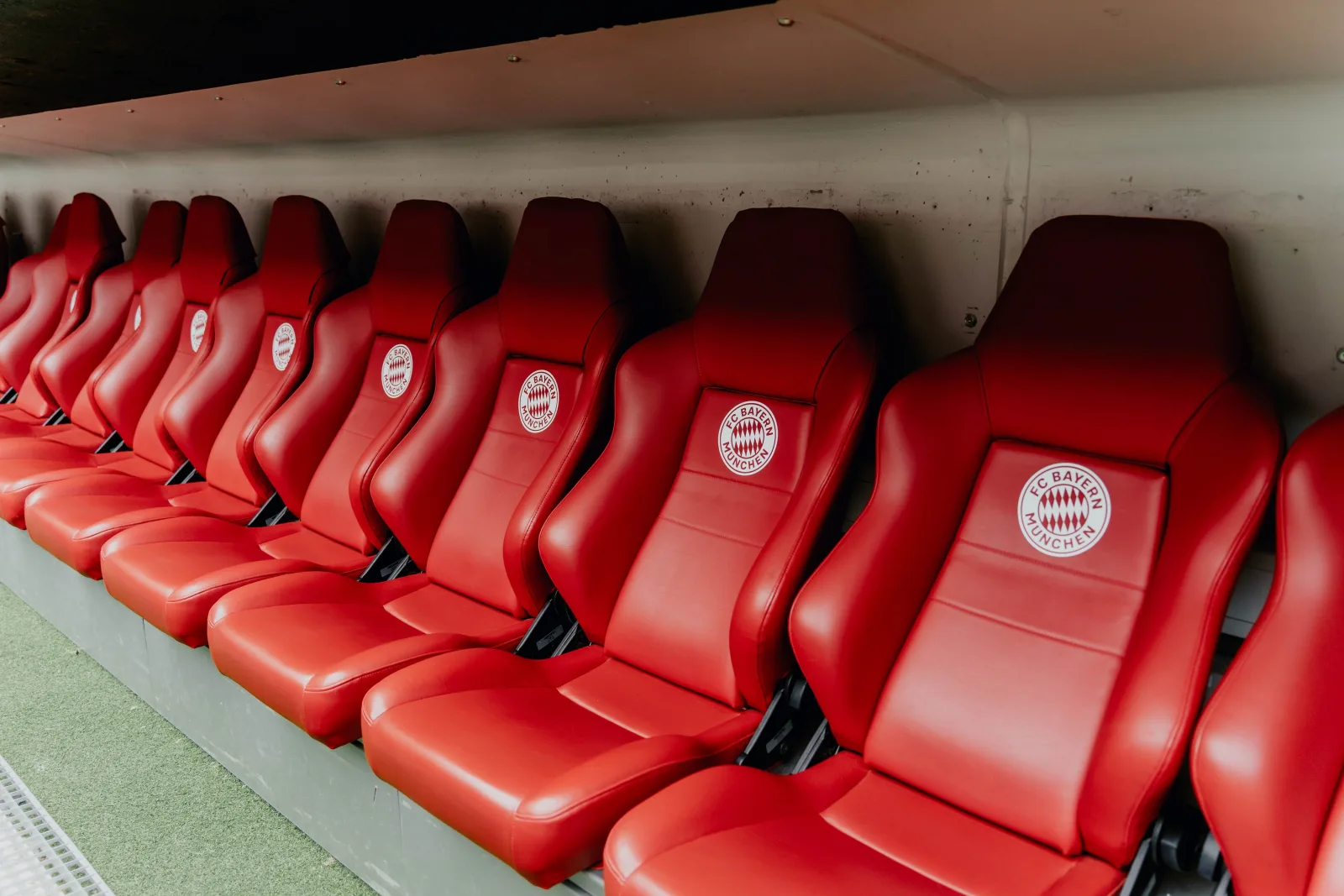 Asientos rojos en el Allianz Arena del Bayern Múnich, que muestra un diseño de estadio icónico.