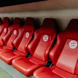 Asientos rojos en el Allianz Arena del Bayern Múnich, que muestra un diseño de estadio icónico.