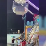 Rescatan a un niño tras quedar colgado en rueda de la fortuna