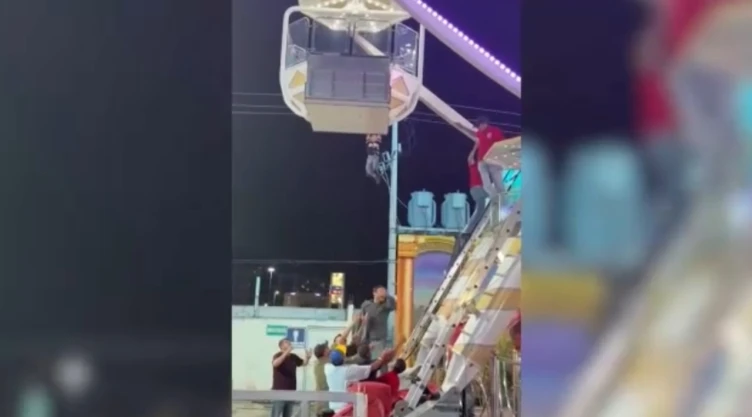 Rescatan a un niño tras quedar colgado en rueda de la fortuna