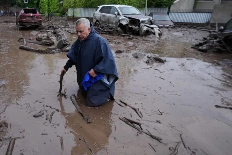 Fuertes lluvias en Santiago de Chile provocan inundaciones