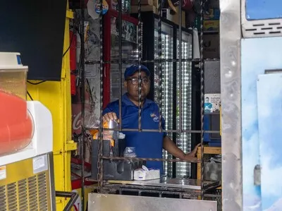 Comercios del Gran Santo Domingo blindan sus mostradores