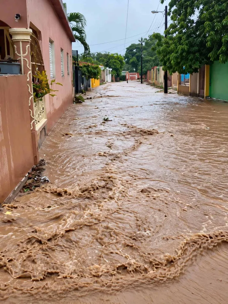 Lluvia de dos horas anega Azua y aísla Las Lomas