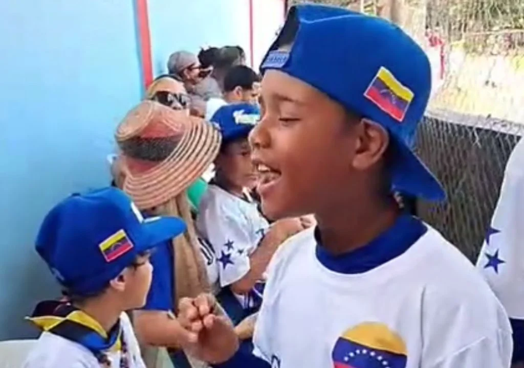 Niño venezolano destaca en béisbol y canta “Volveré”