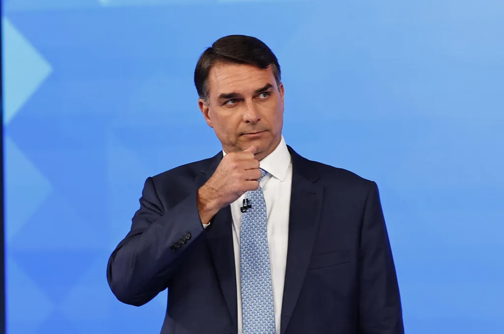 Lula y Flávio Bolsonaro llegan empatados al último debate en Brasil