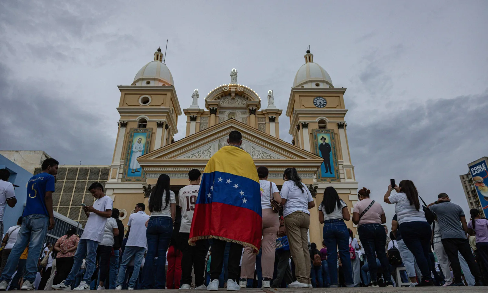 Velas y rezos en la Chinita por víctimas de los sismos