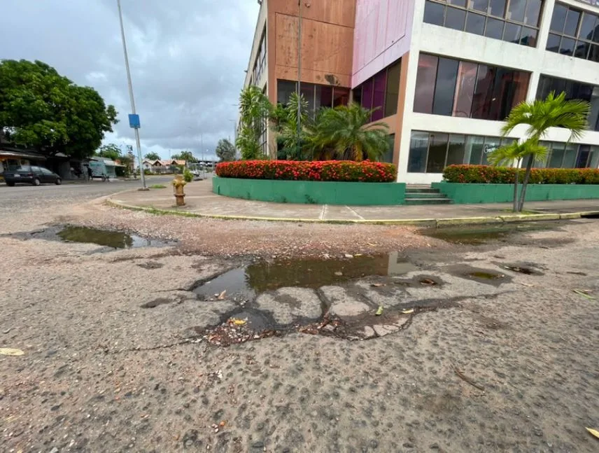 Baches y fisuras complican el tránsito en calle Aro de Alta Vista