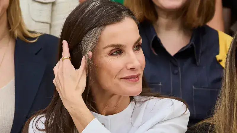 Cómo cuidar las canas en verano para evitar el frizz y el tono amarillento