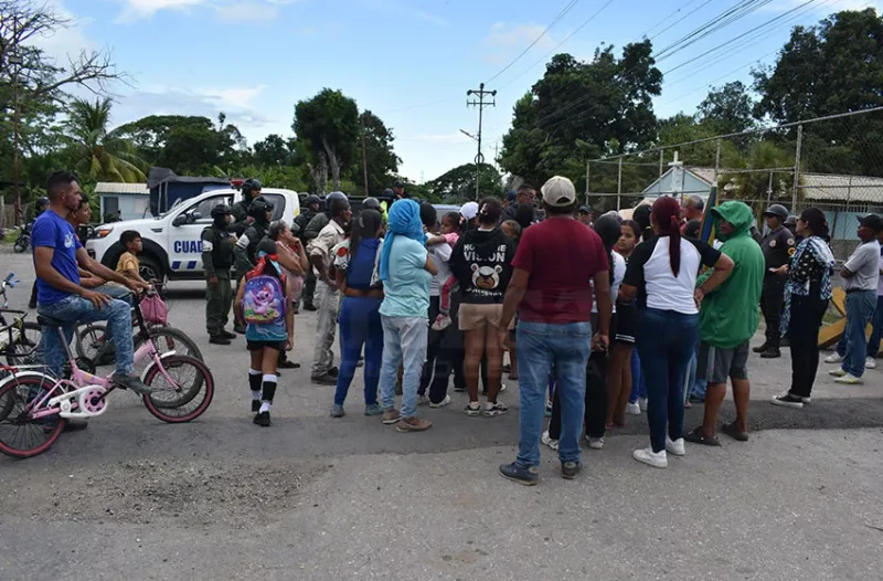 Vecinos de El Pozón protestan por cortes de luz de 14 horas