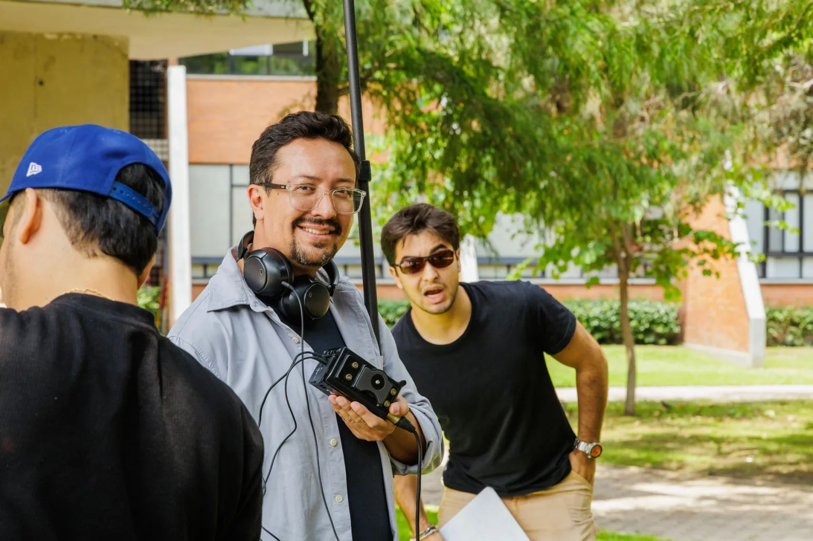 Equipo de filmación trabajando en exteriores con su equipo, capturando momentos espontáneos.