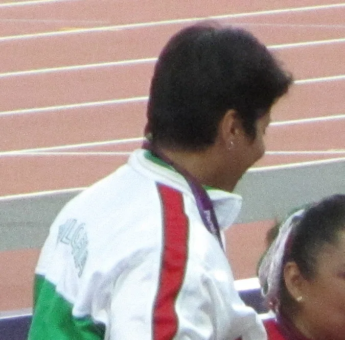 Archivo:Stela Eneva Ceremonia de premiación de lanzamiento de peso Londres 2012 (recortado).jpg