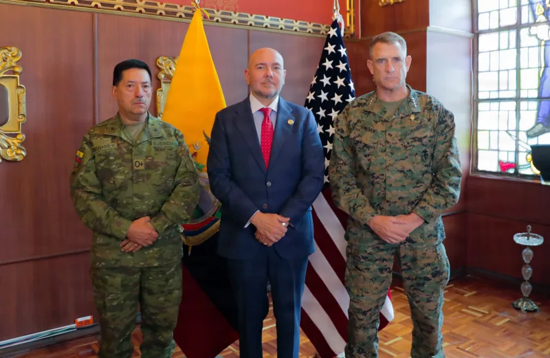 File:Gen Donovan Visits Ecuador (9876526).jpg