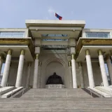 Vista frontal del histórico Palacio de Gobierno de Ulán Bator, con la estatua de Gengis Kan y columnas.