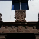 File:Casa De Los Cuatro Bustos lintel, Cusco Peru.jpg