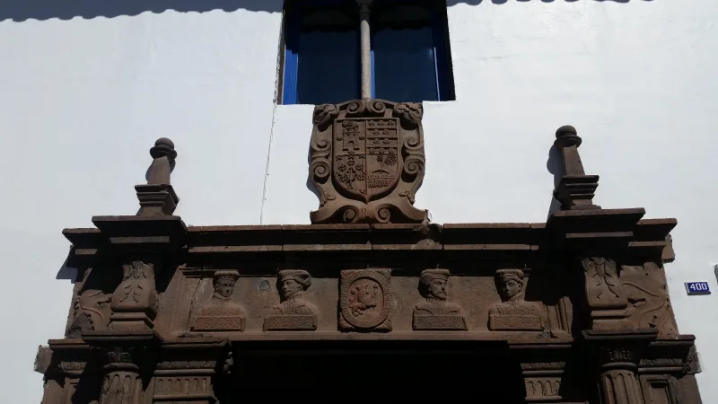 File:Casa De Los Cuatro Bustos lintel, Cusco Peru.jpg