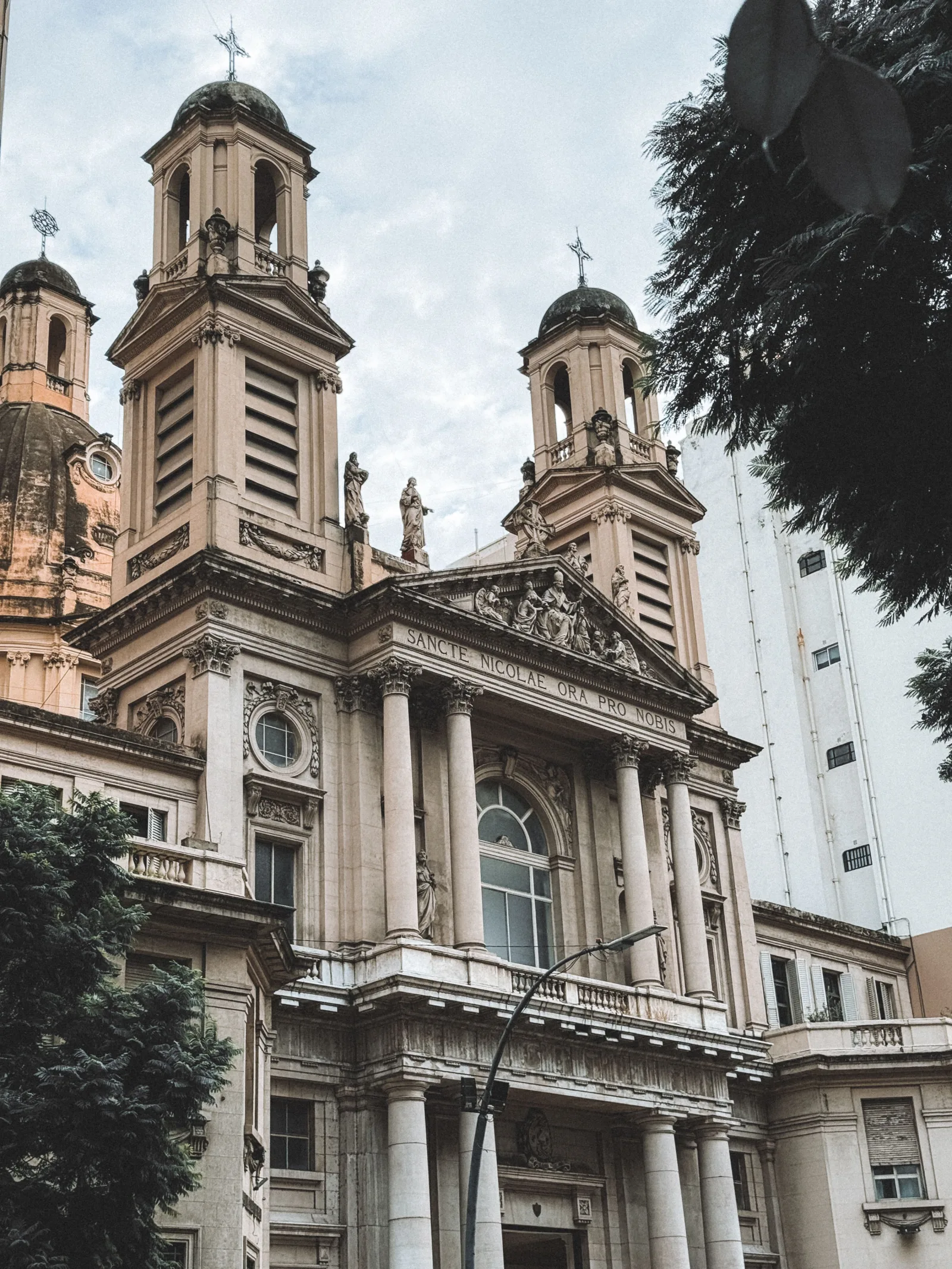 Explora la histórica arquitectura barroca de la Iglesia Santa Felicitas en Buenos Aires, Argentina. Ideal para entusiastas de los viajes.