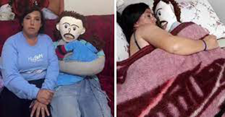
				Se agranda la familia: está casada con un muñeco de trapo y dice que está embarazada de su segundo hijo			