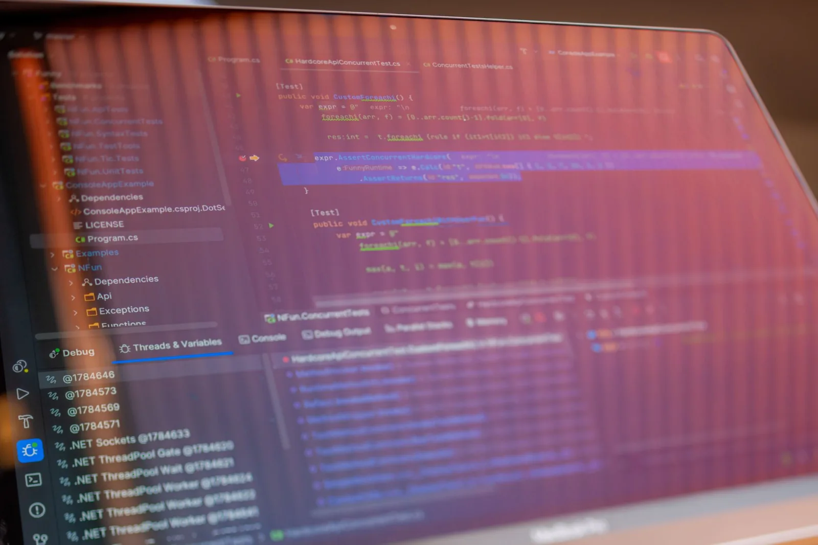 Vista enfocada de una pantalla de computadora que muestra código de programación con reflejos visibles.