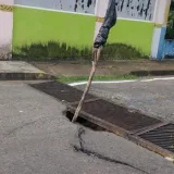 Alcantarilla rota mantiene en riesgo la Av. Fuerzas Armadas