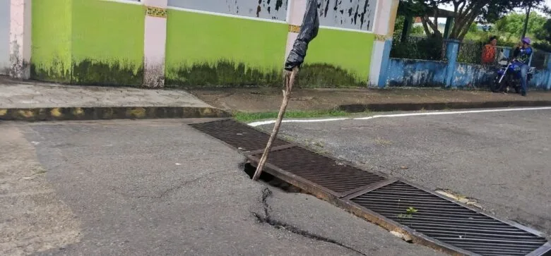 Alcantarilla rota mantiene en riesgo la Av. Fuerzas Armadas