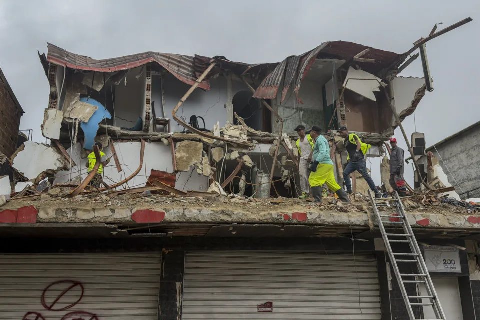 Más de 1.200 personas siguen sin ayuda en El Junquito tras el temblor