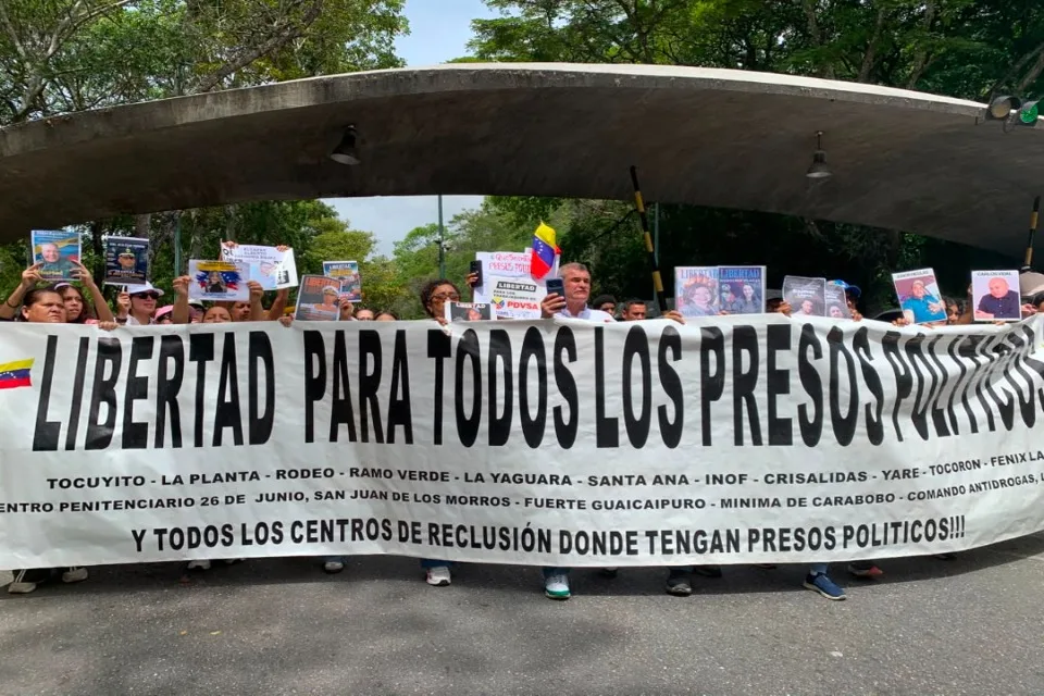 Exigen liberación de presos políticos ante próximas negociaciones