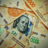 S&P mejora la calificación de ocho emisores corporativos argentinos tras el alza de la deuda soberana