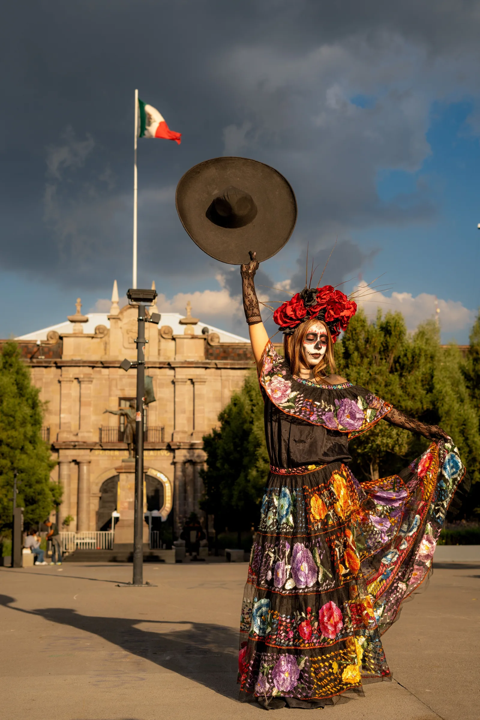 Una vibrante figura de Catrina baila en Toluca, México, y encarna el espíritu del Día de Muertos.