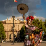 Una vibrante figura de Catrina baila en Toluca, México, y encarna el espíritu del Día de Muertos.