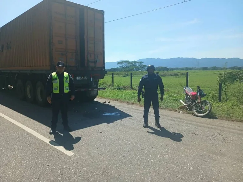 Dos muertos en choque de moto y gandola en Falcón