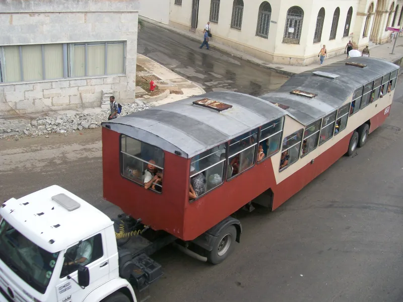 File:Transporte público en la Habana (2007).jpg